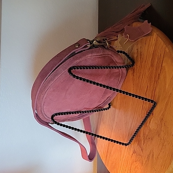 Beautiful wine colored suede crossbody purse w/7" tassel & 3 1/2" earrings. - Picture 2 of 11